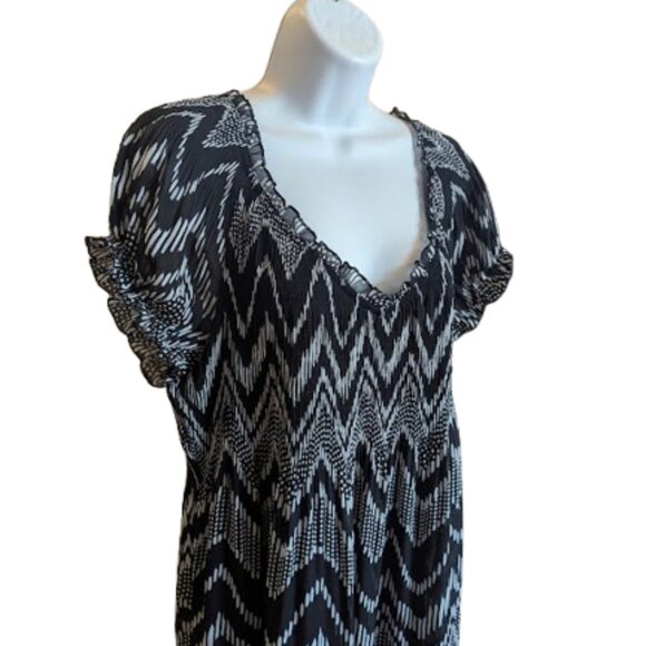 Black and White Short Sleeve Dress Size XL - Picture 3 of 6